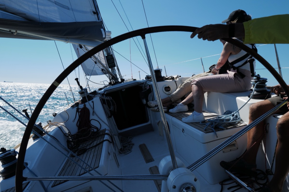 Segelboot auf See, mit der Skipily App sicher unterwegs
